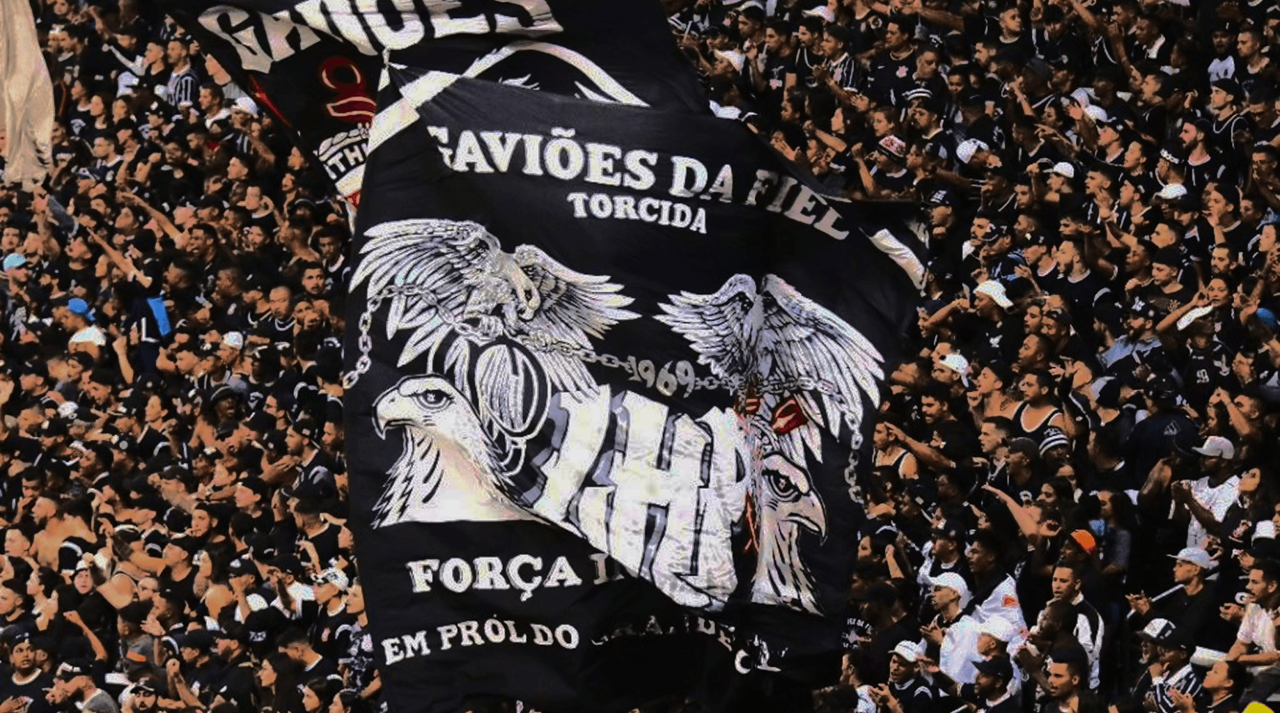 Torcida da Gavioes no estadio